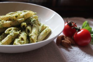 Penne al pesto di olive e mandorle